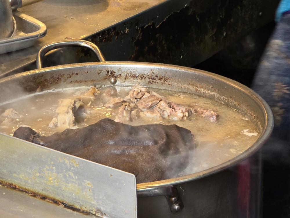 台北市萬華區美食推薦 ｜ 華西街內平民美食「當歸鄉當歸豬腳」 60年老字號藥燉超入味清燉豬腳麵線，可加湯～每日限量供應～