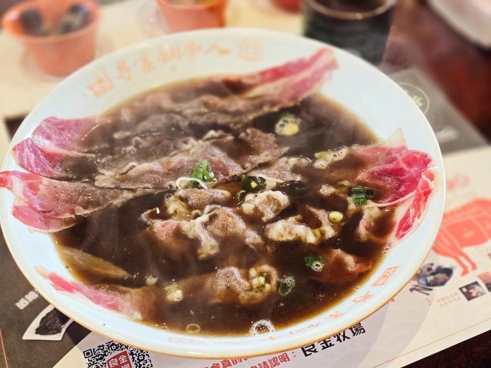 金門旅遊美食推薦，「良金牧場」牛肉麵評價好，熱騰騰現沖溫體牛滑嫩美味，一個人也能吃