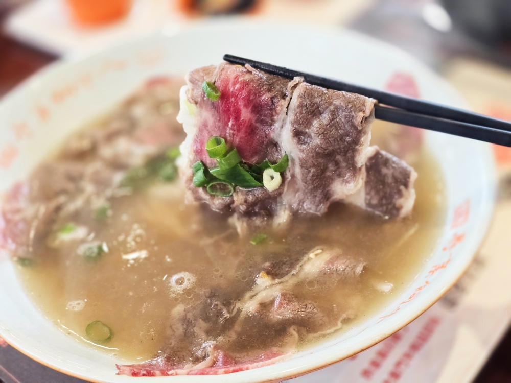 金門旅遊美食推薦，「良金牧場」牛肉麵評價好，熱騰騰現沖溫體牛滑嫩美味，一個人也能吃