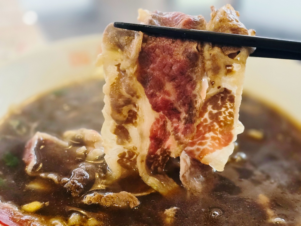 金門旅遊美食推薦，「良金牧場」牛肉麵評價好，熱騰騰現沖溫體牛滑嫩美味，一個人也能吃