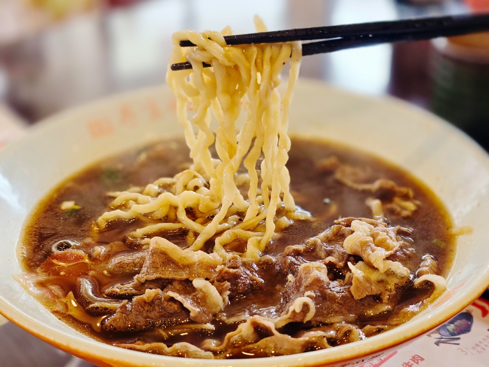 金門旅遊美食推薦，「良金牧場」牛肉麵評價好，熱騰騰現沖溫體牛滑嫩美味，一個人也能吃