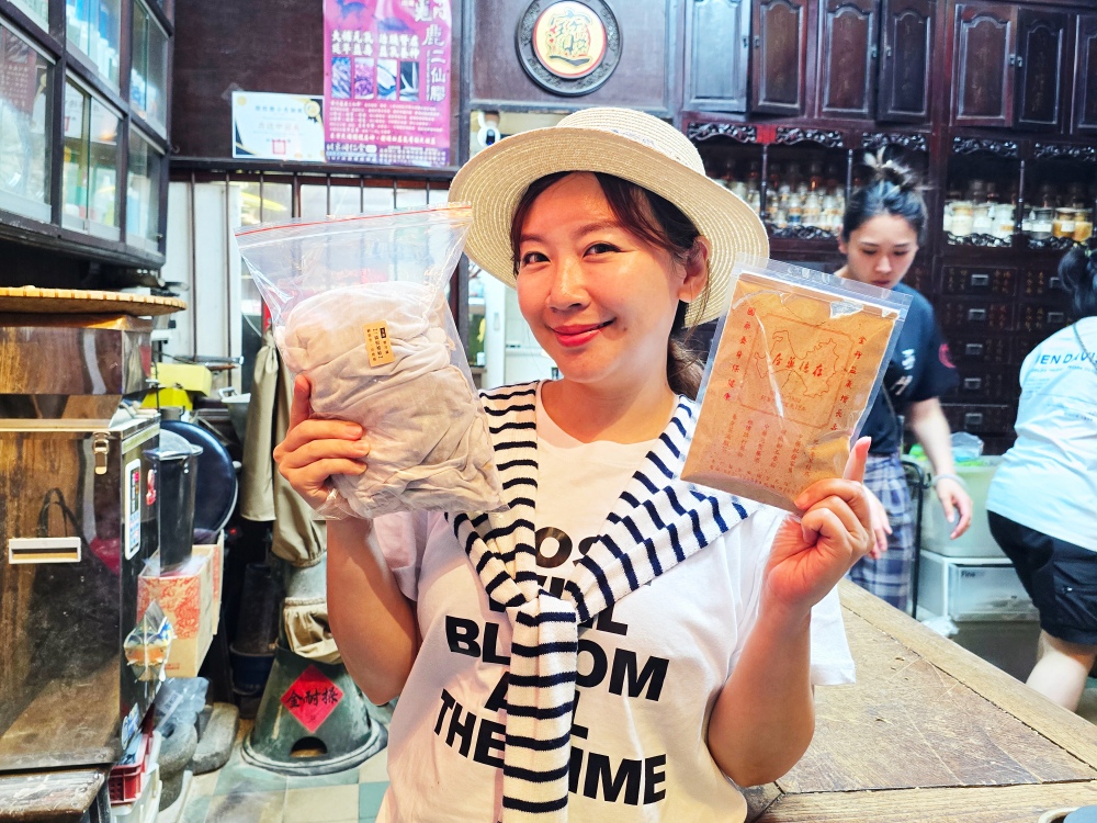金門百年老店 「存德藥房」，伴手禮推薦必買純正招牌萬用小滷包、現磨超香胡椒粉！買太多還可宅配～