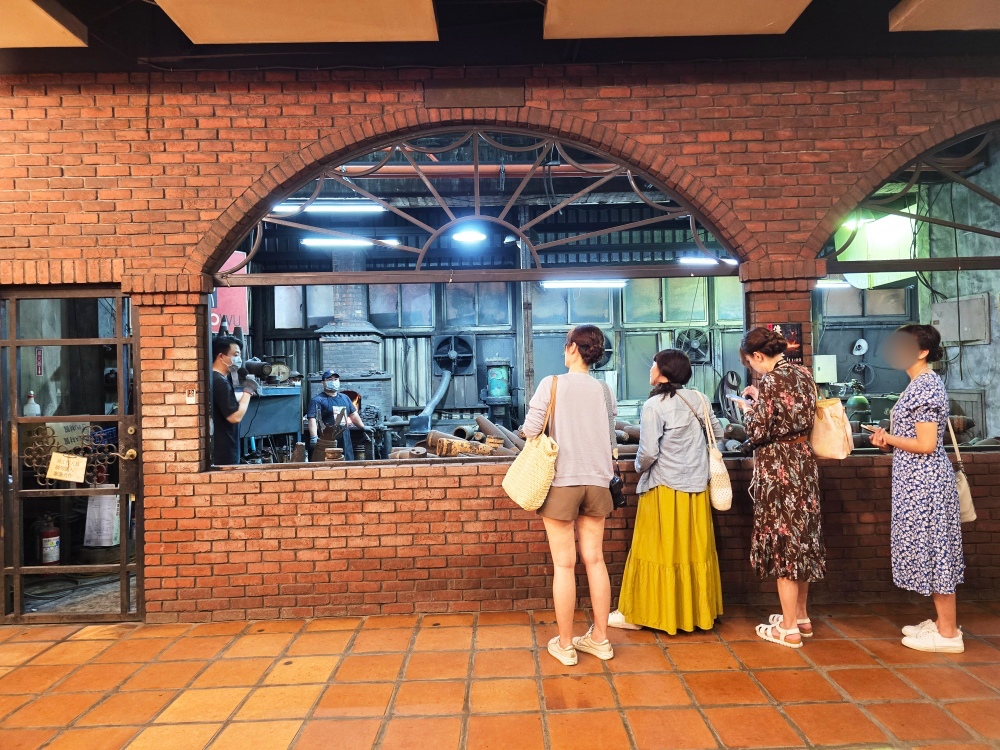 2025 金門旅遊伴手禮推薦 「金合利鋼刀觀光工廠」，砲彈製成的菜刀！「黑白大廚」還特地飛來買廚刀，另外還有製刀表演