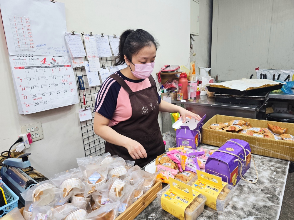 2025 金門旅遊 必買人氣伴手禮推薦 「御品香烘焙」手工製作日本人也愛的好味道，滿心蛋捲超滿足，芋頭控不能錯過芋頭麻糬，送禮自用兩相宜～