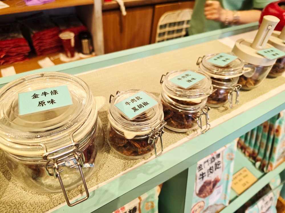 金門旅遊美食推薦，「良金牧場」牛肉麵評價好，熱騰騰現沖溫體牛滑嫩美味，一個人也能吃