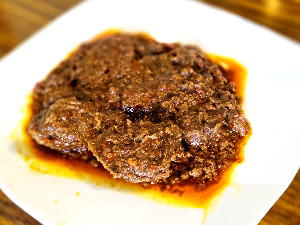大安區美食推薦 ｜ 米其林必比登推薦印尼餐廳「磐石坊」六張犁站樂利路上，咖哩巴東牛肉、爪哇蜂巢炸雞、沙嗲必點，印尼華僑經營口味超道地～