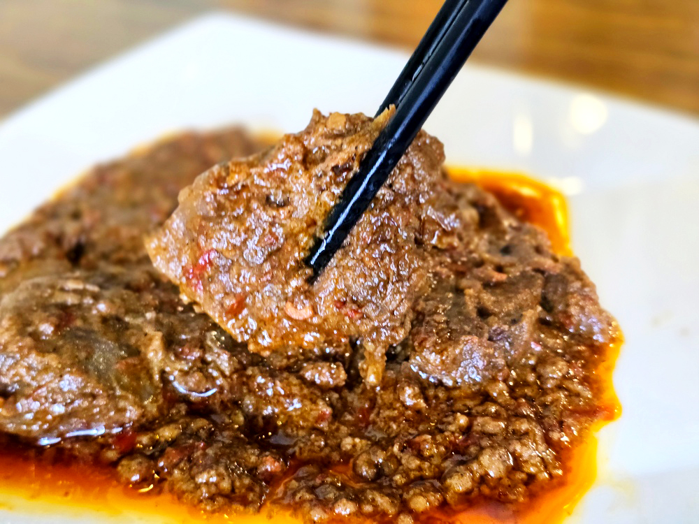 大安區美食推薦 ｜ 米其林必比登推薦印尼餐廳「磐石坊」六張犁站樂利路上，咖哩巴東牛肉、爪哇蜂巢炸雞、沙嗲必點，印尼華僑經營口味超道地～