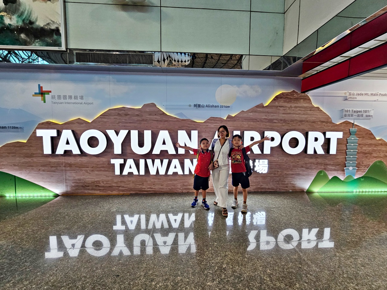 桃園機場看飛機秘境！第二航廈觀景台，還有可愛造景超好拍，出國前來這拍團體照超棒