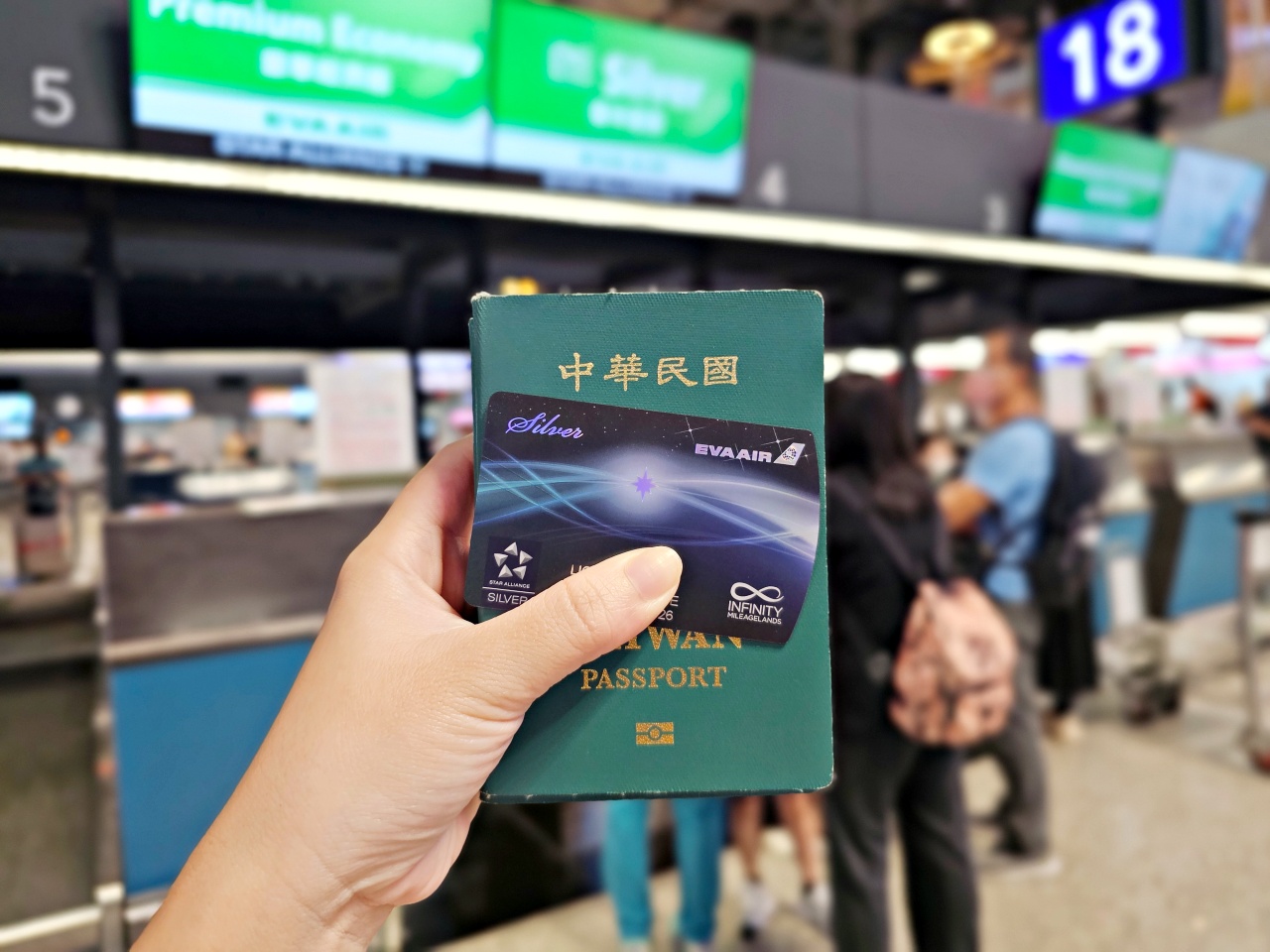 桃園機場看飛機秘境！第二航廈觀景台，還有可愛造景超好拍，出國前來這拍團體照超棒