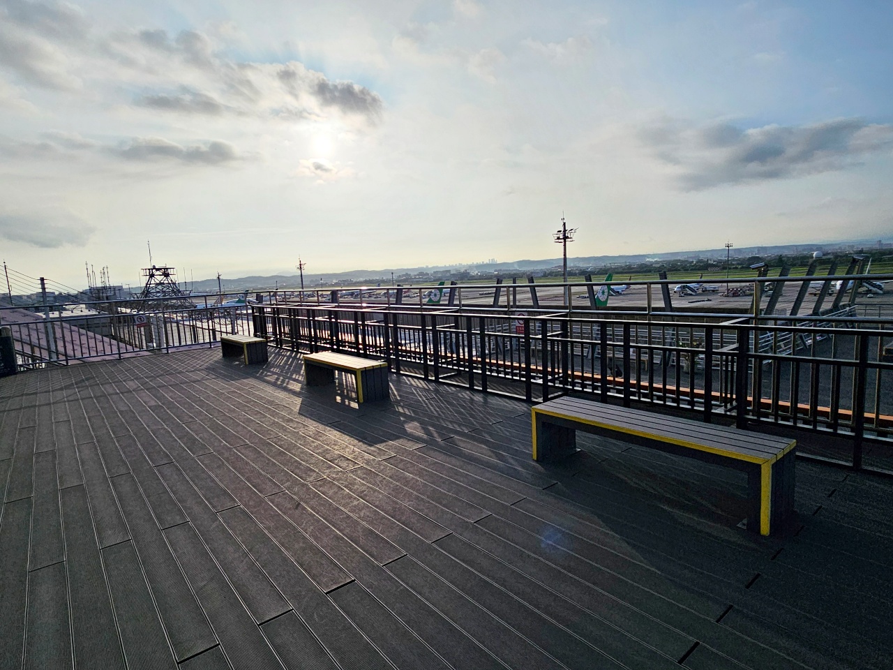 桃園機場看飛機秘境！第二航廈觀景台，還有可愛造景超好拍，出國前來這拍團體照超棒