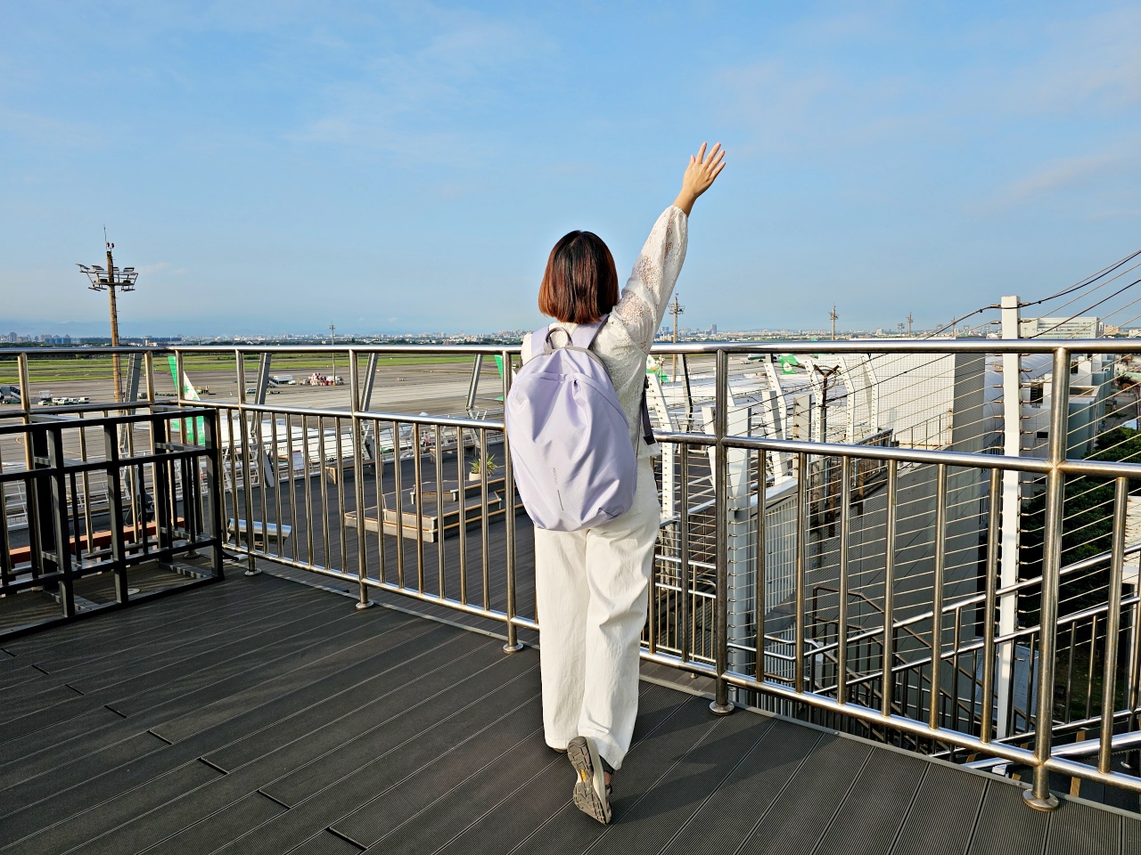 桃園機場看飛機秘境！第二航廈觀景台，還有可愛造景超好拍，出國前來這拍團體照超棒