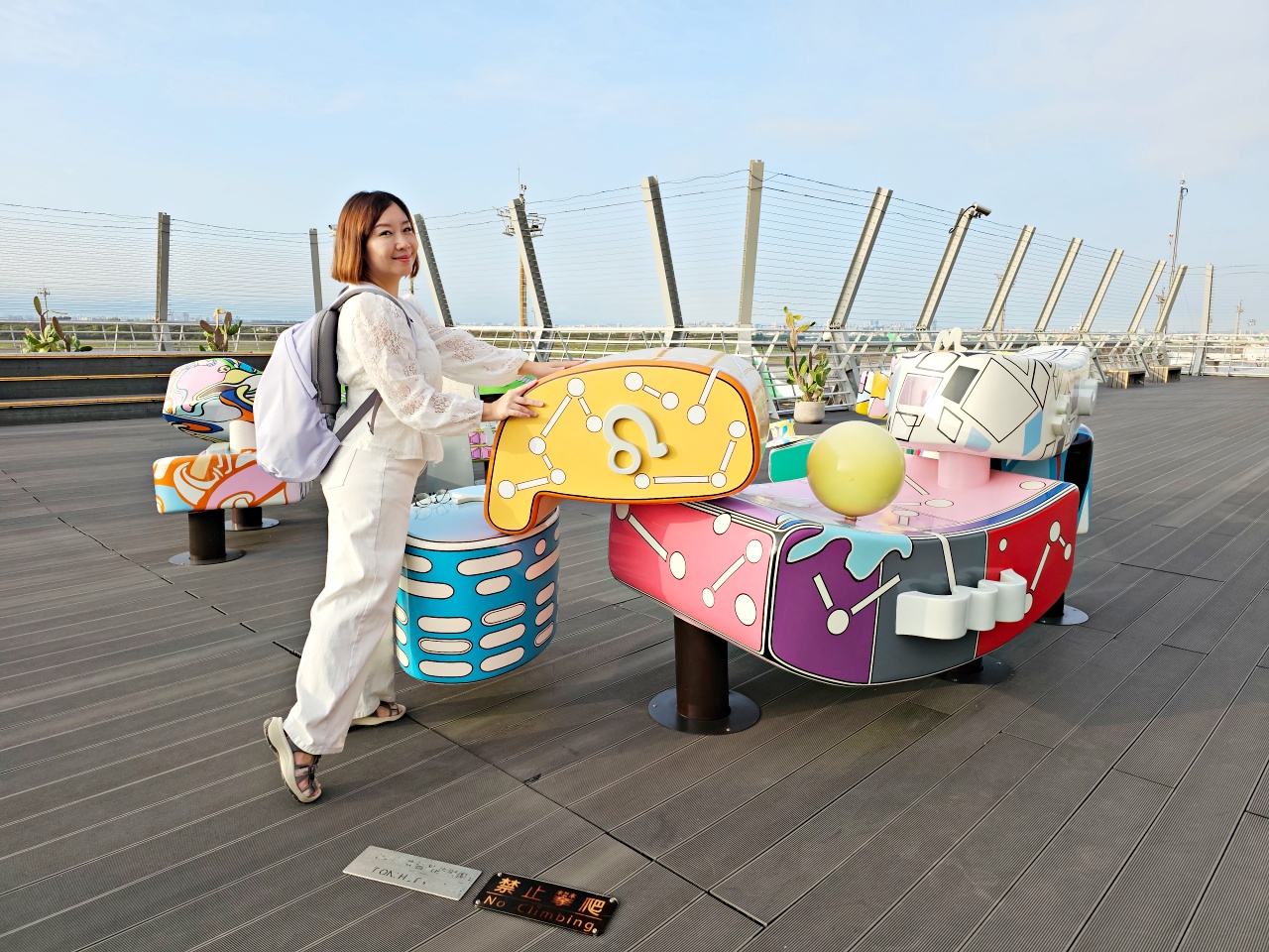 桃園機場看飛機秘境！第二航廈觀景台，還有可愛造景超好拍，出國前來這拍團體照超棒