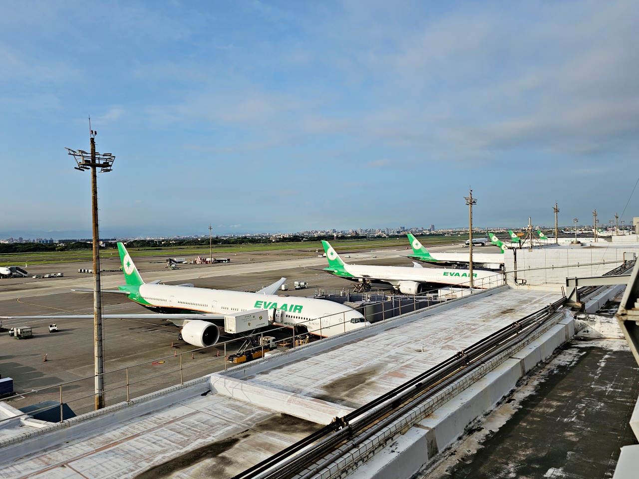 桃園機場看飛機秘境！第二航廈觀景台，還有可愛造景超好拍，出國前來這拍團體照超棒
