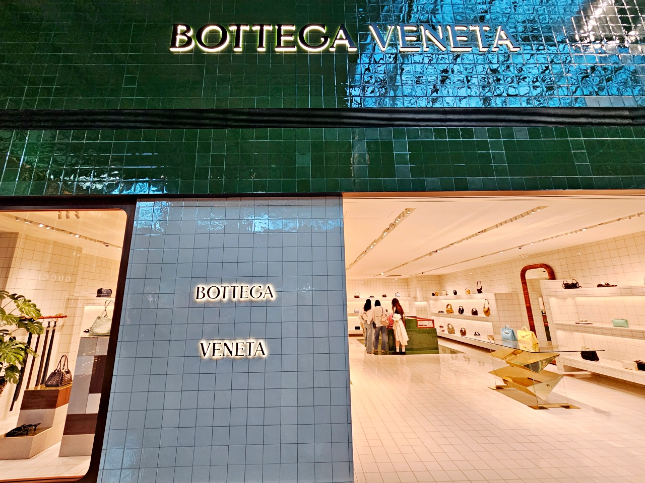 桃園機場看飛機秘境！第二航廈觀景台，還有可愛造景超好拍，出國前來這拍團體照超棒