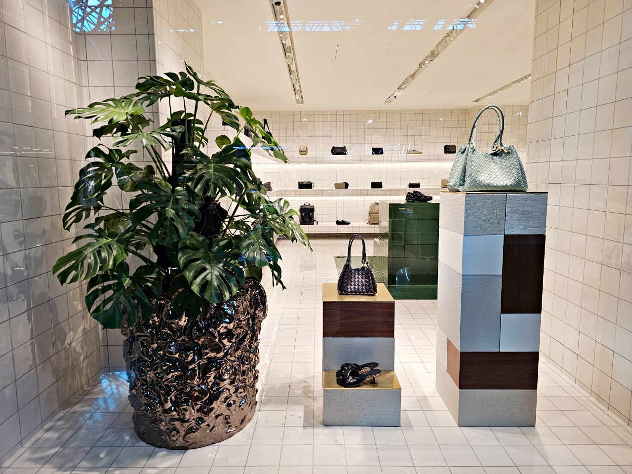 桃園機場看飛機秘境！第二航廈觀景台，還有可愛造景超好拍，出國前來這拍團體照超棒