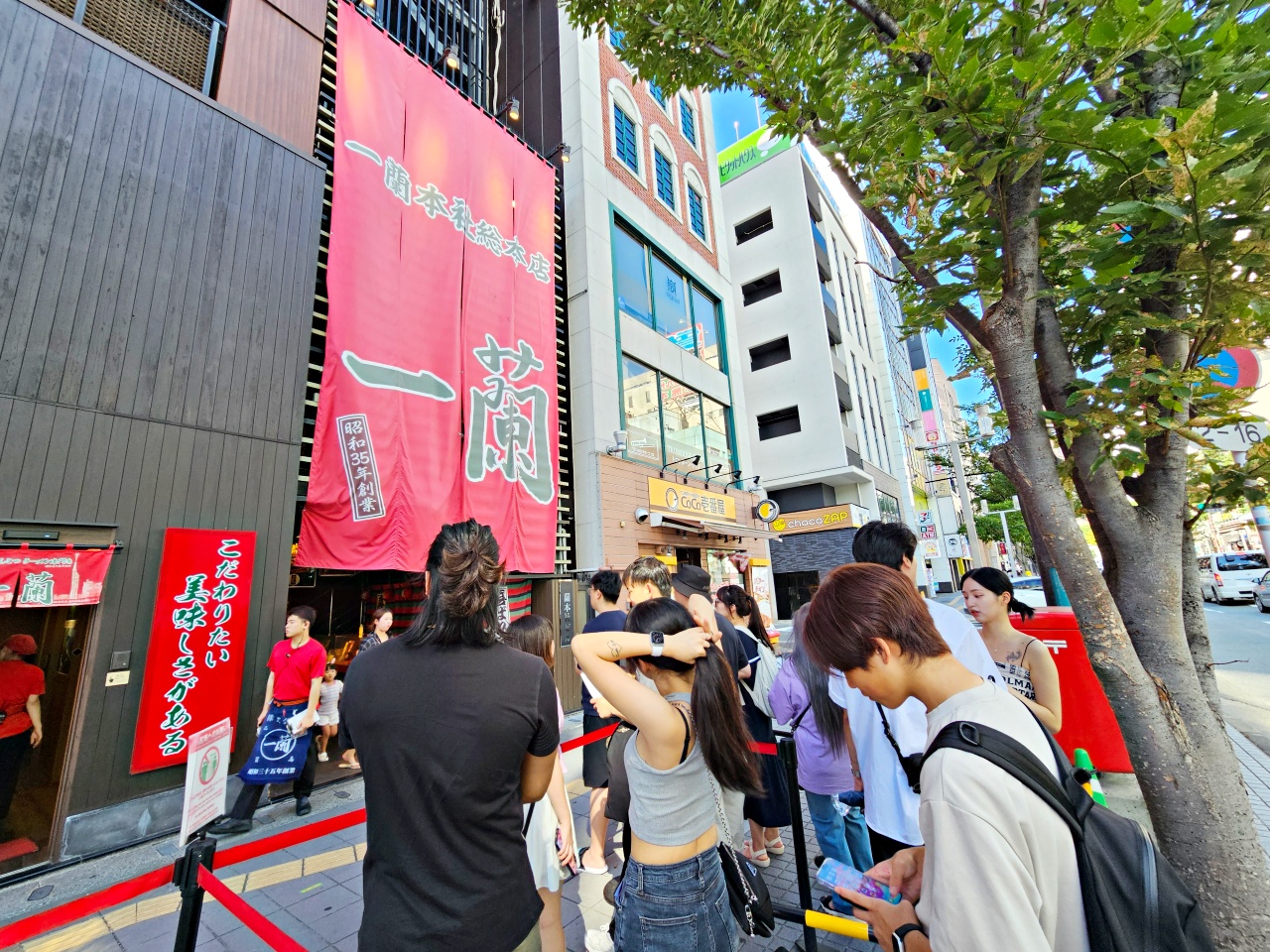 福岡美食推薦，一蘭拉麵中洲本社總本店24小時營業，晚上8點還有創始店專有的15分鐘跳舞表演