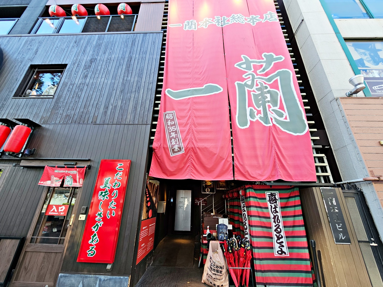 福岡美食推薦，一蘭拉麵中洲本社總本店24小時營業，晚上8點還有創始店專有的15分鐘跳舞表演