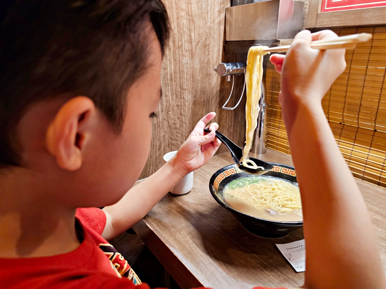 福岡美食推薦，一蘭拉麵中洲本社總本店24小時營業，晚上8點還有創始店專有的15分鐘跳舞表演