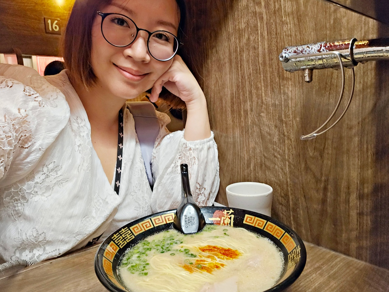 福岡美食推薦，一蘭拉麵中洲本社總本店24小時營業，晚上8點還有創始店專有的15分鐘跳舞表演