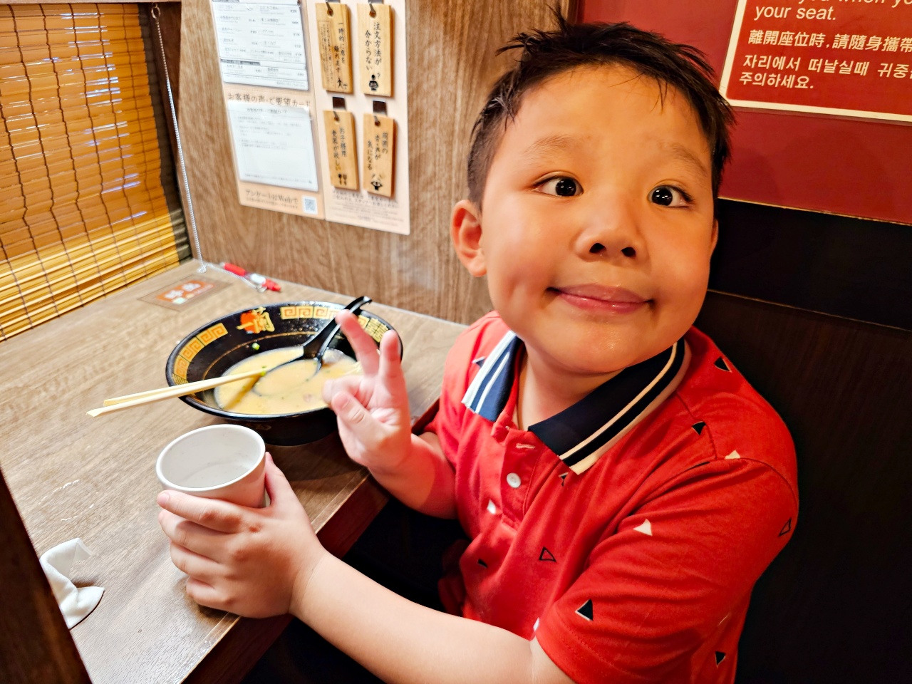 福岡美食推薦，一蘭拉麵中洲本社總本店24小時營業，晚上8點還有創始店專有的15分鐘跳舞表演