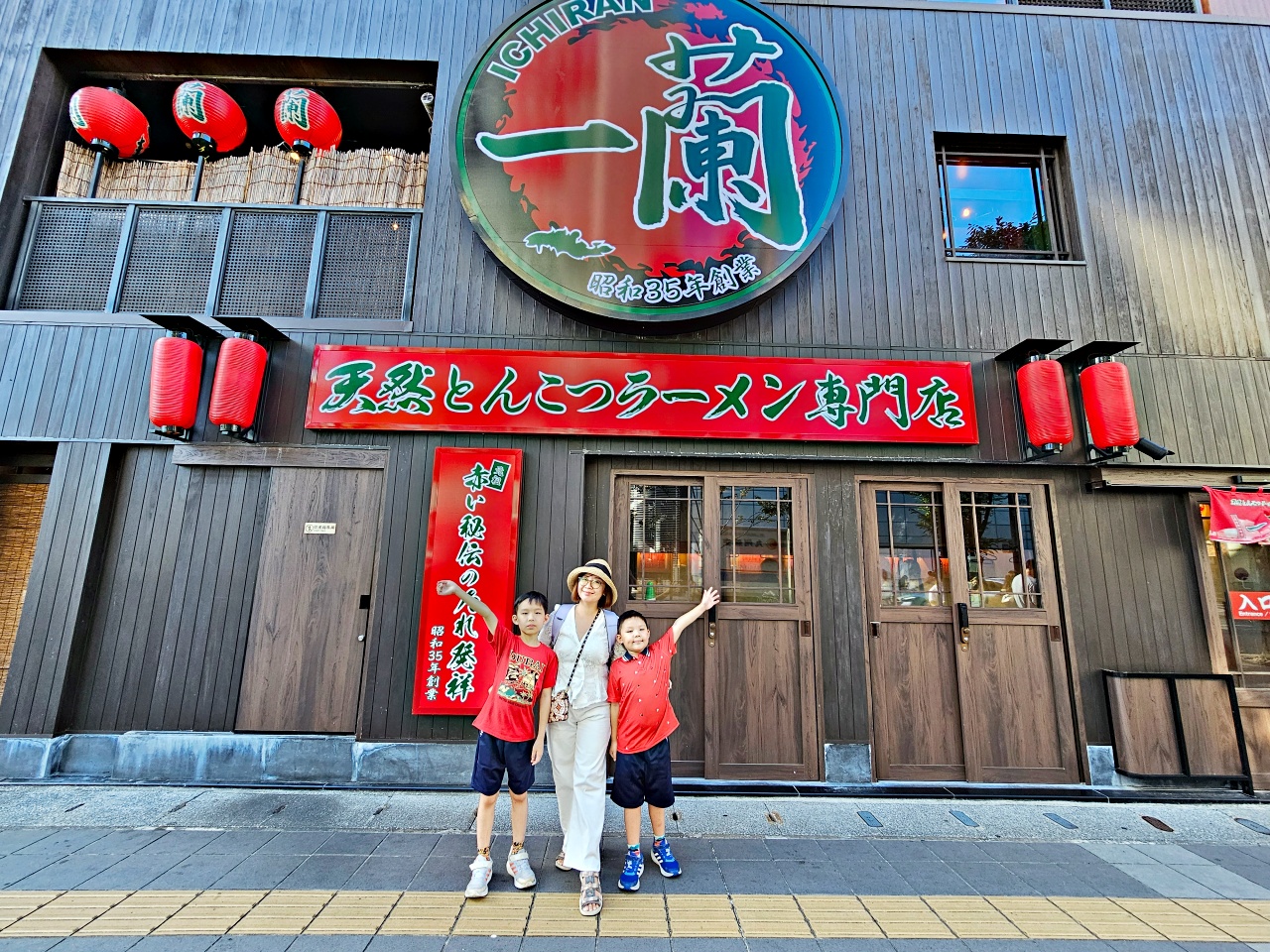 福岡美食推薦，一蘭拉麵中洲本社總本店24小時營業，晚上8點還有創始店專有的15分鐘跳舞表演