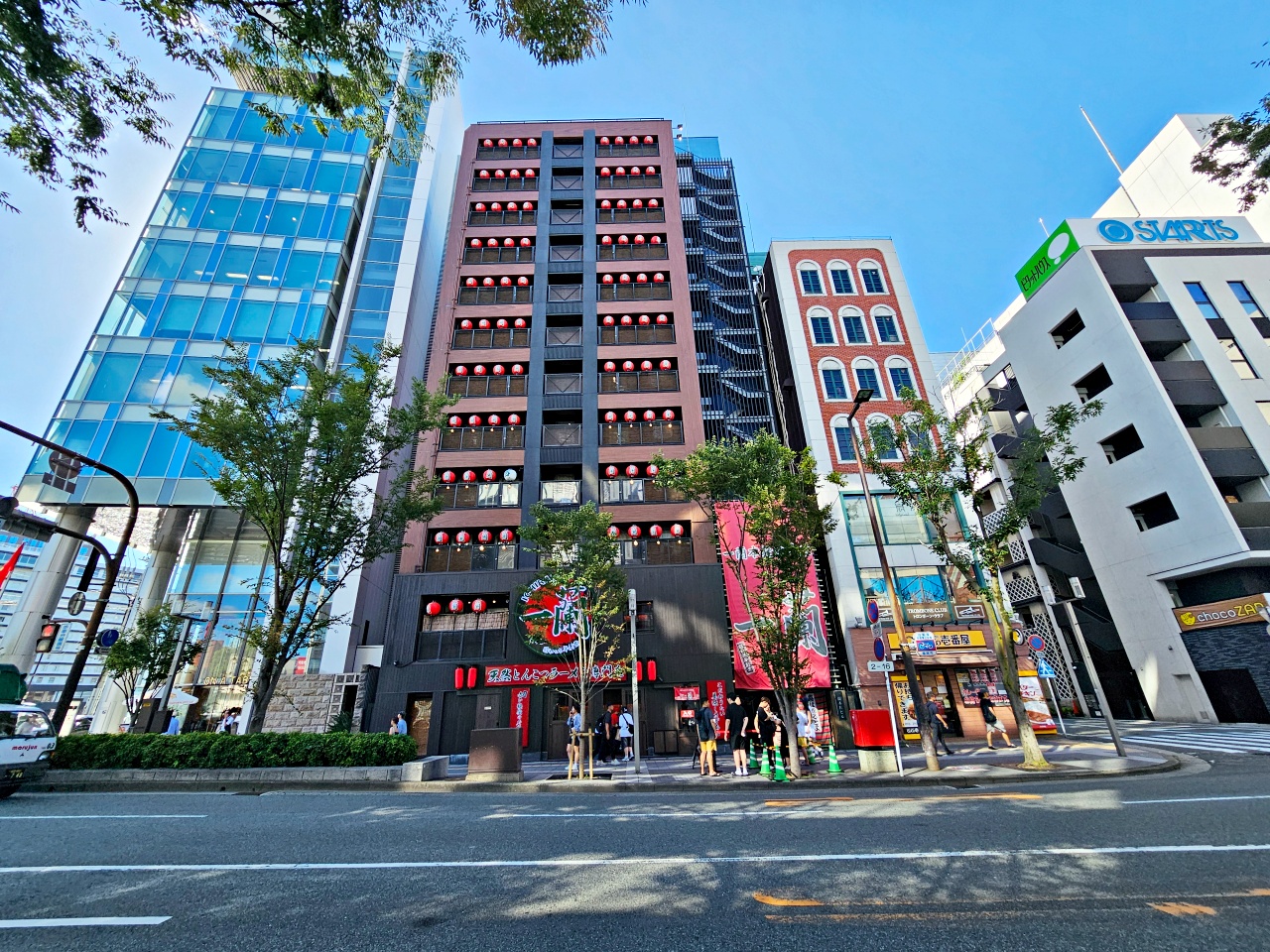 福岡美食推薦，一蘭拉麵中洲本社總本店24小時營業，晚上8點還有創始店專有的15分鐘跳舞表演