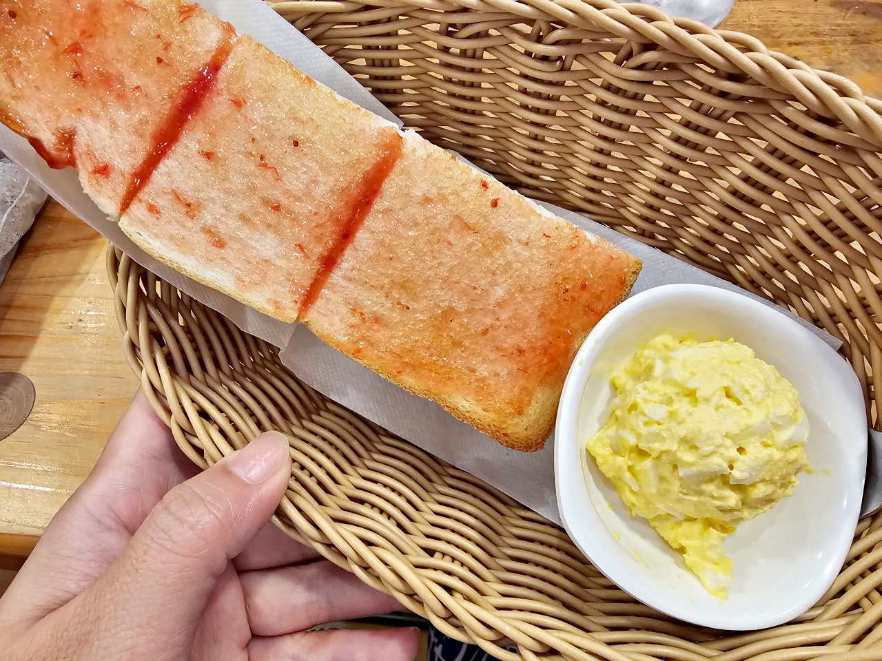 福岡早餐推薦客美多咖啡天神南店Komeda’s Coffee，點咖啡送吐司超級划算耶!