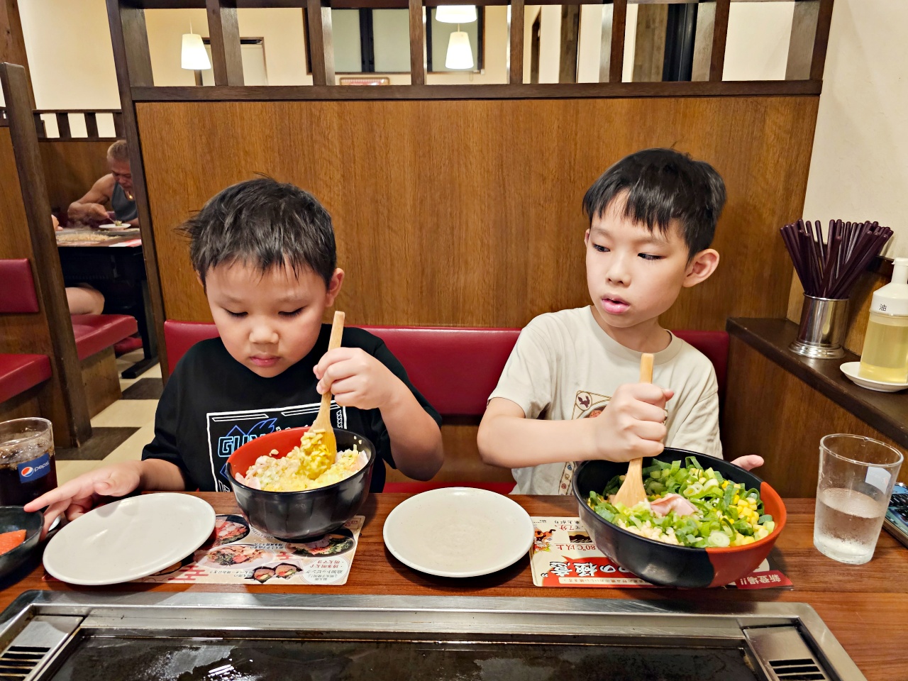 佐賀唐津美食推薦大阪燒，來吃連鎖品牌丼丼亭どんどん亭唐津店 ， 享受和孩子一起動手煎的樂趣