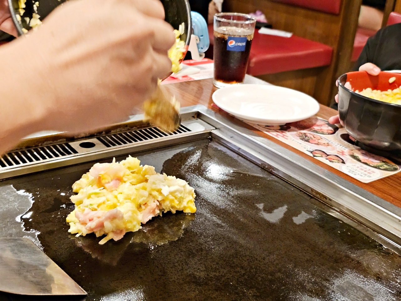 佐賀唐津美食推薦大阪燒，來吃連鎖品牌丼丼亭どんどん亭唐津店 ， 享受和孩子一起動手煎的樂趣