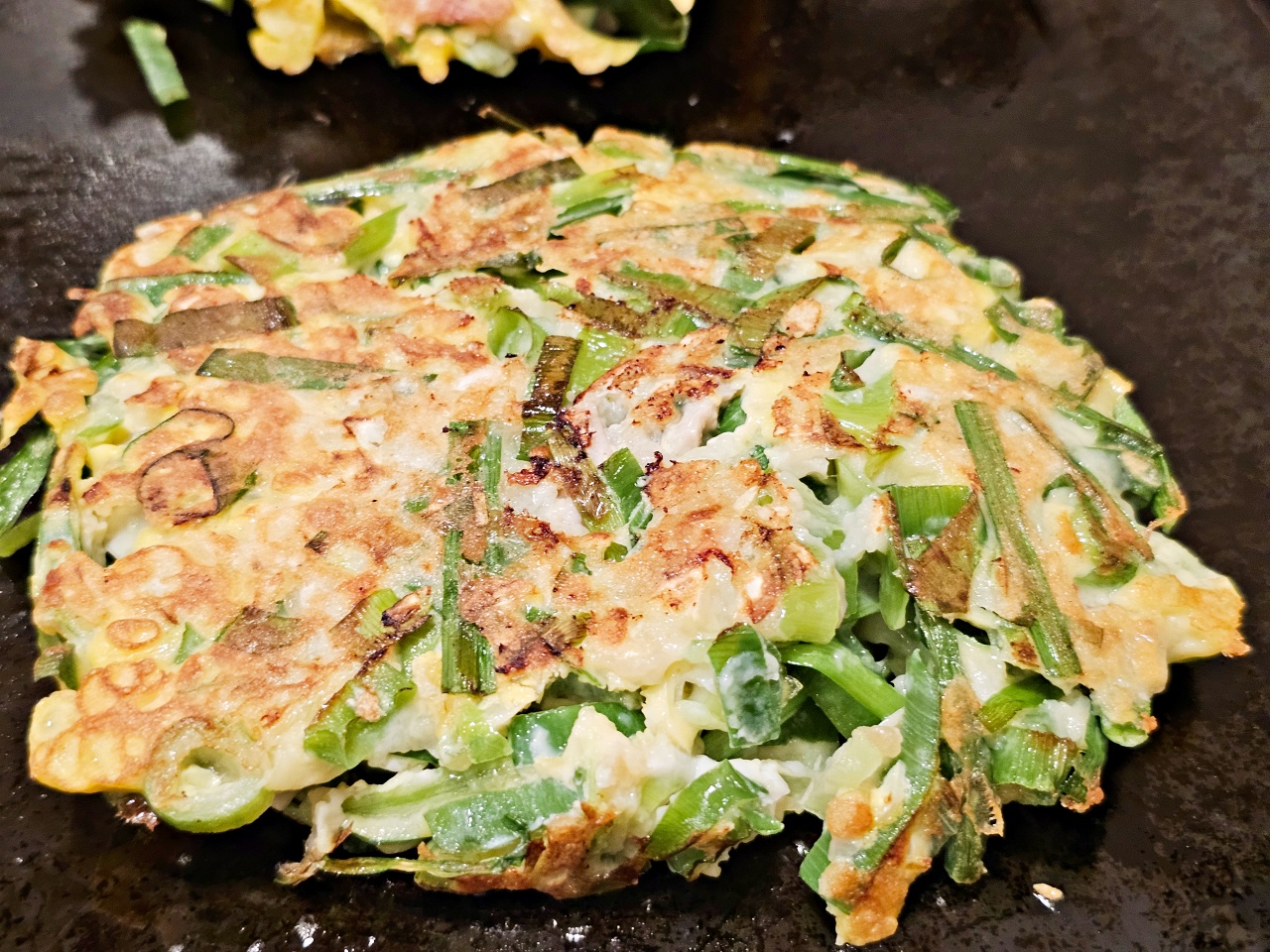 佐賀唐津美食推薦大阪燒，來吃連鎖品牌丼丼亭どんどん亭唐津店 ， 享受和孩子一起動手煎的樂趣