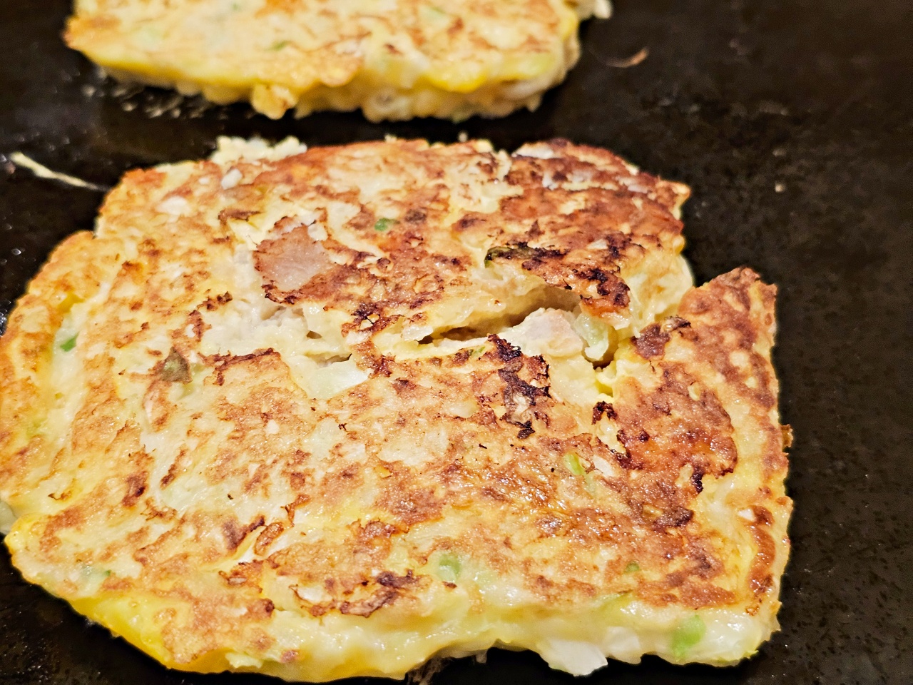 佐賀唐津美食推薦大阪燒，來吃連鎖品牌丼丼亭どんどん亭唐津店 ， 享受和孩子一起動手煎的樂趣