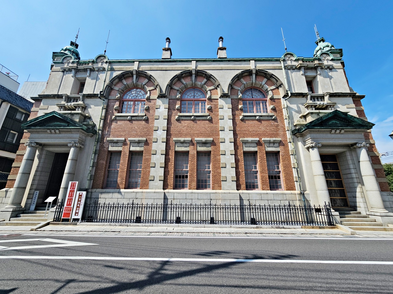 【佐賀唐津免費景點】舊唐津銀行(辰野金吾記念館)很值得去!居然有一億日圓可以搬,超棒的親子體驗 【佐賀唐津免費景點】舊唐津銀行(辰野金吾記念館)很值得去!居然有一億日圓可以搬,超棒的親子體驗