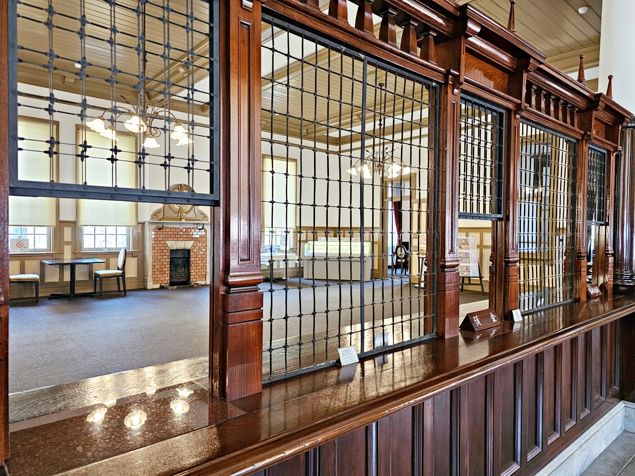 【佐賀唐津免費景點】舊唐津銀行(辰野金吾記念館)很值得去!居然有一億日圓可以搬,超棒的親子體驗 【佐賀唐津免費景點】舊唐津銀行(辰野金吾記念館)很值得去!居然有一億日圓可以搬,超棒的親子體驗