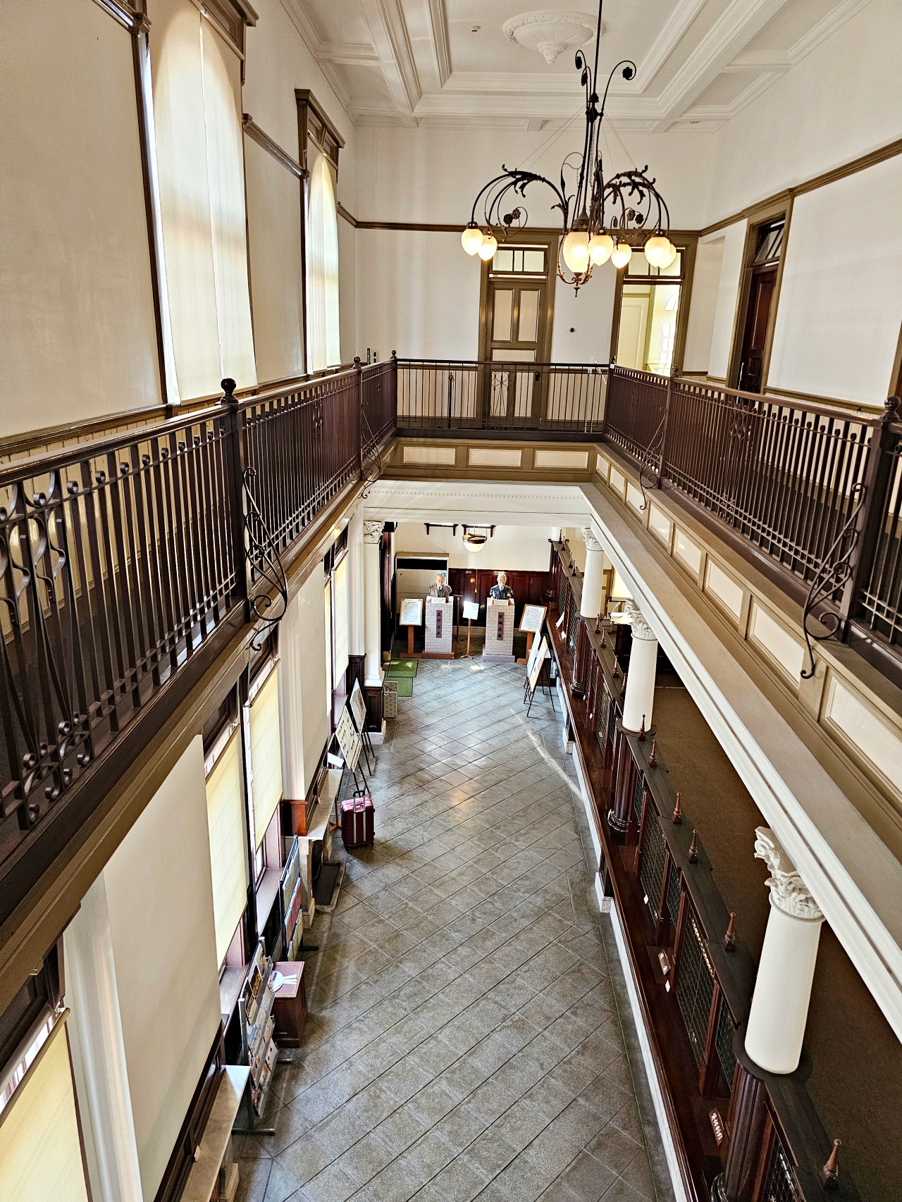 【佐賀唐津免費景點】舊唐津銀行(辰野金吾記念館)很值得去!居然有一億日圓可以搬,超棒的親子體驗 【佐賀唐津免費景點】舊唐津銀行(辰野金吾記念館)很值得去!居然有一億日圓可以搬,超棒的親子體驗