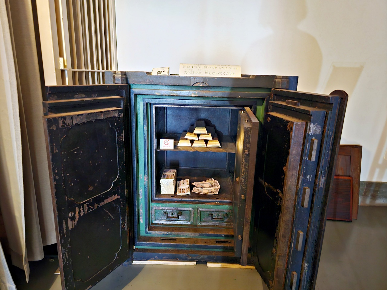 【佐賀唐津免費景點】舊唐津銀行（辰野金吾記念館）很值得去！居然有一億日圓可以搬，超棒的親子體驗