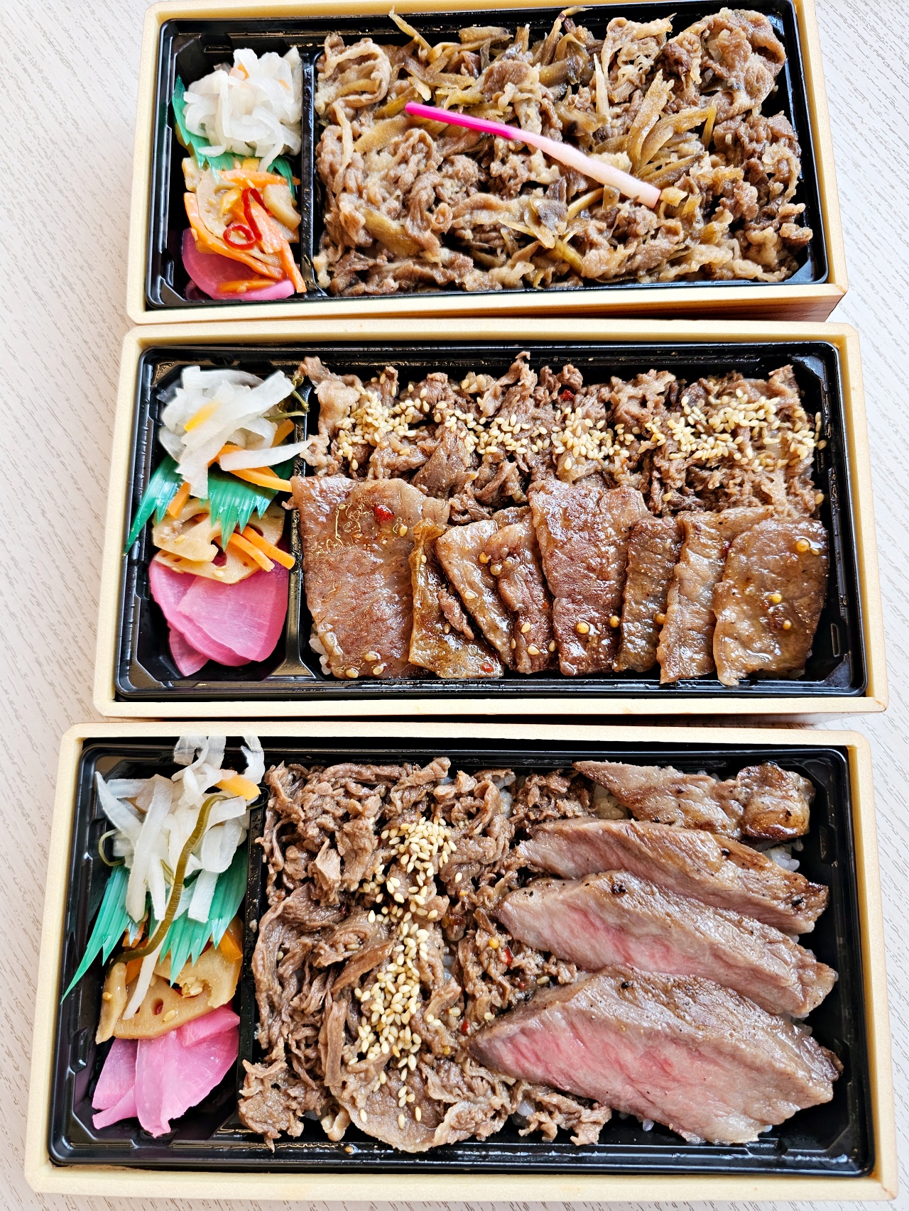 佐賀車站美食| 推薦【カイロ堂KAIRODO】JR武雄温泉車站內的九州第一A5佐賀牛鐵道便當，順遊武雄觀光中心