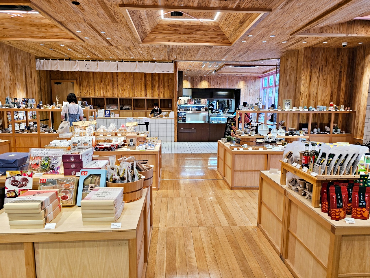 佐賀車站美食| 推薦【カイロ堂KAIRODO】JR武雄温泉車站內的九州第一A5佐賀牛鐵道便當，順遊武雄觀光中心