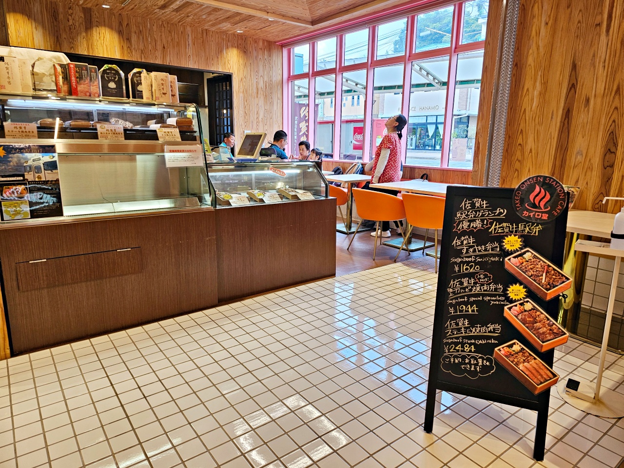 佐賀車站美食| 推薦【カイロ堂KAIRODO】JR武雄温泉車站內的九州第一A5佐賀牛鐵道便當，順遊武雄觀光中心