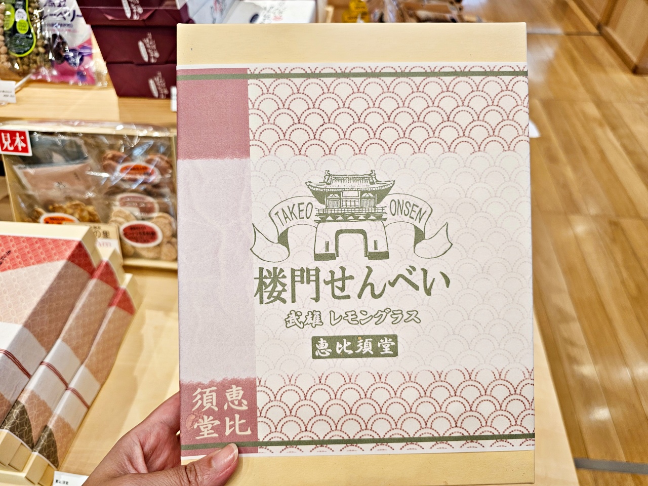 佐賀車站美食| 推薦【カイロ堂KAIRODO】JR武雄温泉車站內的九州第一A5佐賀牛鐵道便當，順遊武雄觀光中心