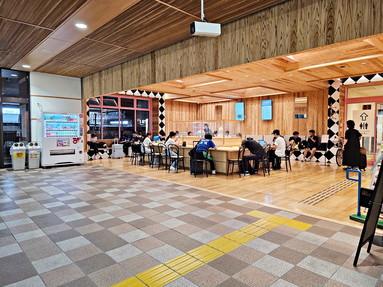 佐賀車站美食| 推薦【カイロ堂KAIRODO】JR武雄温泉車站內的九州第一A5佐賀牛鐵道便當，順遊武雄觀光中心