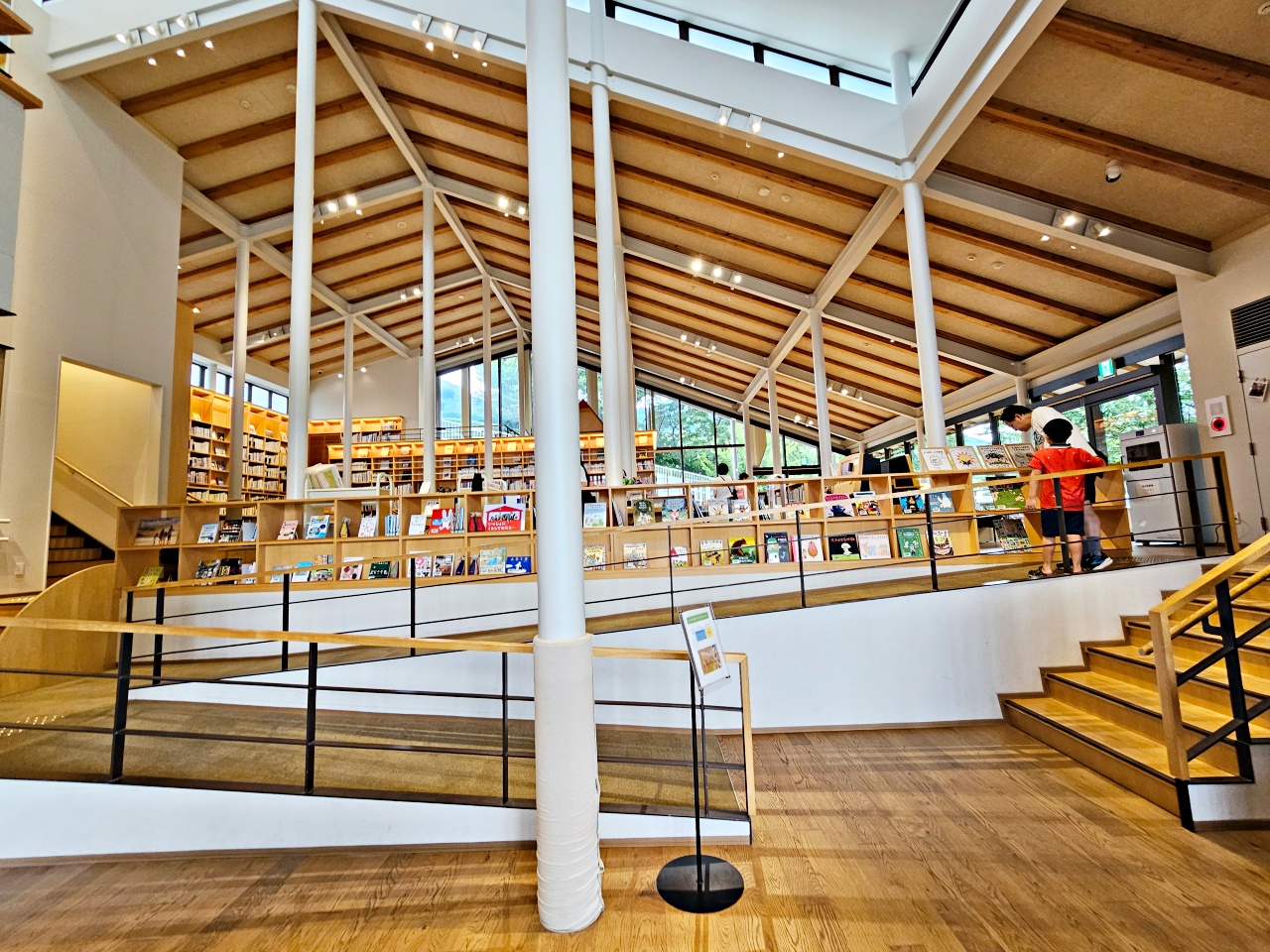 佐賀武雄圖書館親子一日遊，被譽為「日本最美的圖書館」之一,超美TSUTAYA 蔦屋書店、兒童圖書館、星巴克、Honey Coffee，親子旅行也能好文青！