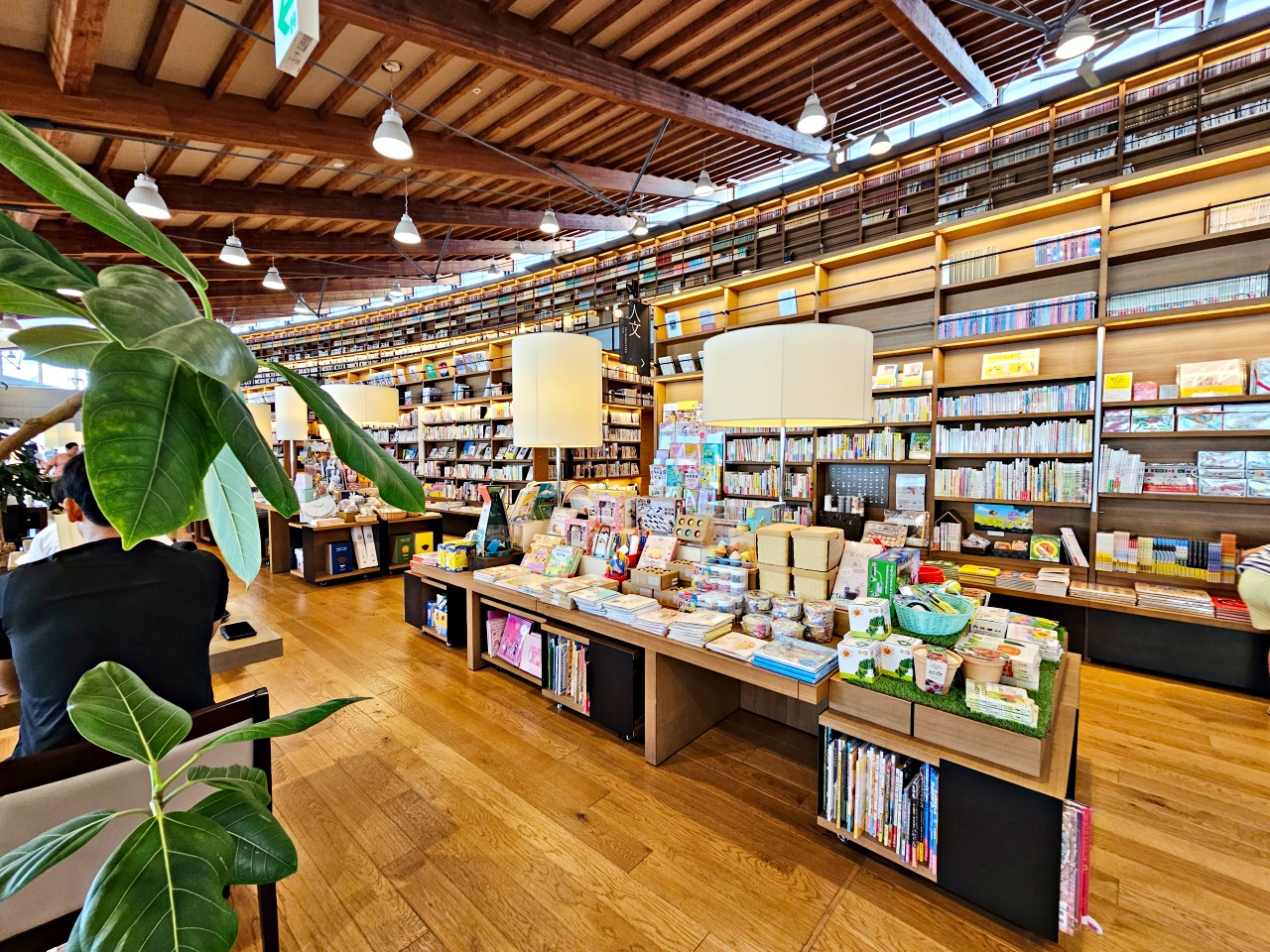 佐賀武雄圖書館親子一日遊，被譽為「日本最美的圖書館」之一,超美TSUTAYA 蔦屋書店、兒童圖書館、星巴克、Honey Coffee，親子旅行也能好文青！