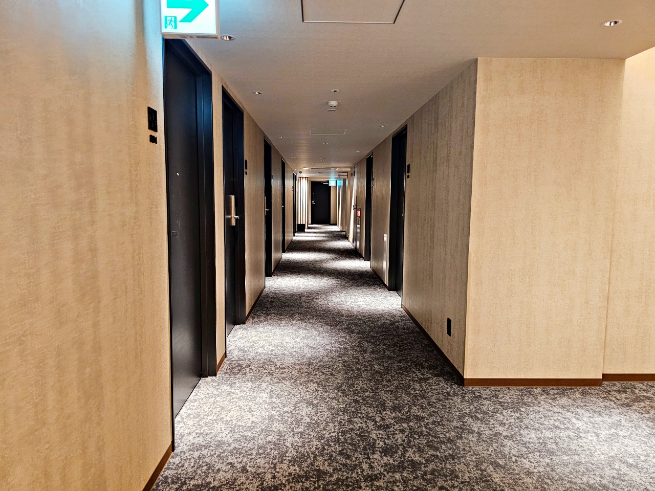 長崎住宿推薦Hotel H2 Nagasaki ，質感商務飯店房內附設微波爐，加上露天浴場，還可享受免費洗衣服務喔！