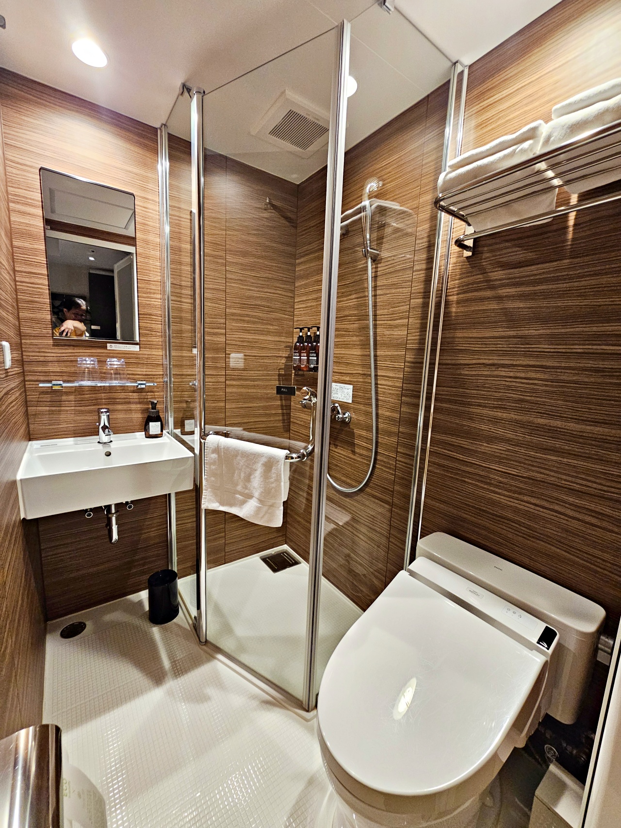 長崎住宿推薦Hotel H2 Nagasaki ，質感商務飯店房內附設微波爐，加上露天浴場，還可享受免費洗衣服務喔！