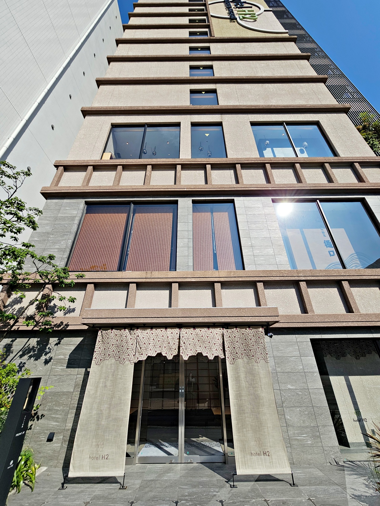 長崎住宿推薦Hotel H2 Nagasaki ，質感商務飯店房內附設微波爐，加上露天浴場，還可享受免費洗衣服務喔！