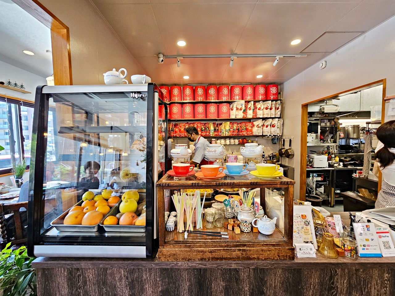 長崎餐廳推薦 Café たからや (takaraya) 紅茶專賣店就在平和公園旁，種類超過50款茶，美味推薦手作漢堡餐