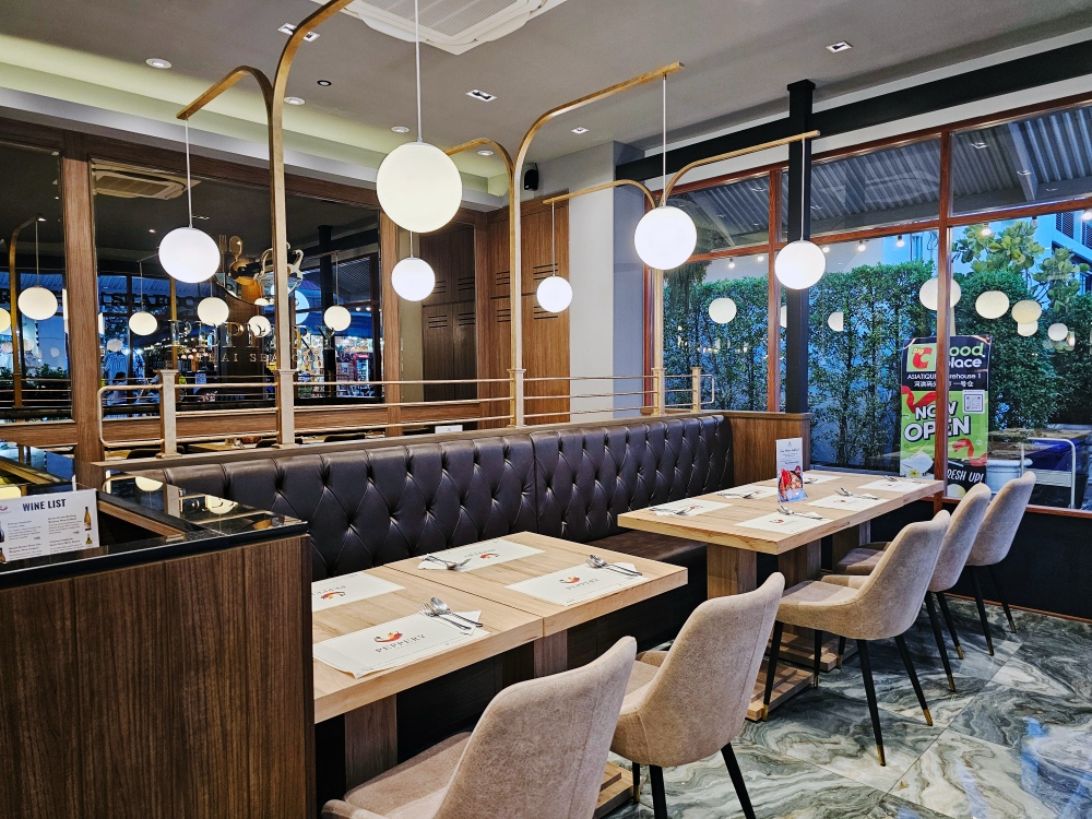 泰國曼谷旅遊 「Asiatique河濱碼頭夜市」美食推薦，燈光好氣氛佳的「Peppery Thai Seafood 」，大啖海鮮、泰國菜超過癮，有冷氣不怕吃到汗流浹背！