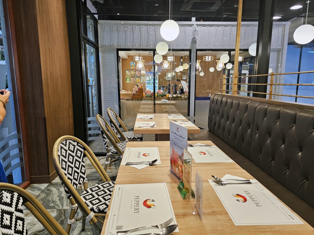 泰國曼谷旅遊 「Asiatique河濱碼頭夜市」美食推薦，燈光好氣氛佳的「Peppery Thai Seafood 」，大啖海鮮、泰國菜超過癮，有冷氣不怕吃到汗流浹背！
