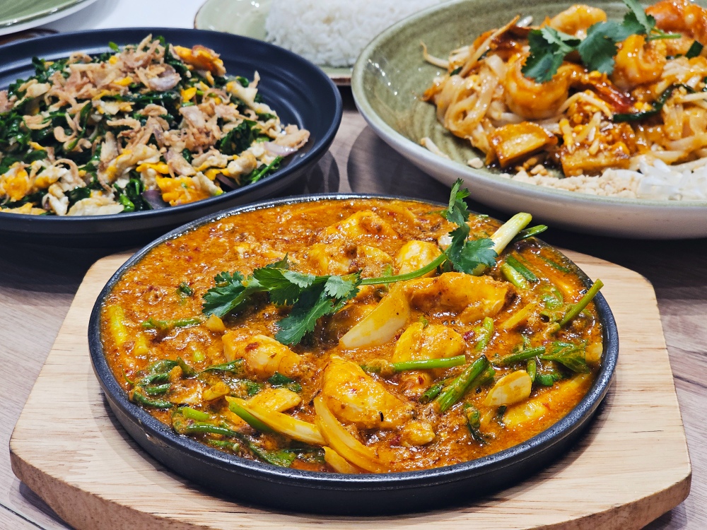 泰國曼谷旅遊 「Asiatique河濱碼頭夜市」美食推薦，燈光好氣氛佳的「Peppery Thai Seafood 」，大啖海鮮、泰國菜超過癮，有冷氣不怕吃到汗流浹背！