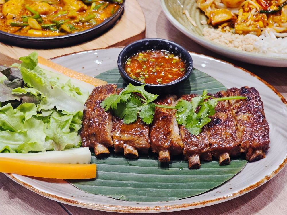泰國曼谷旅遊 「Asiatique河濱碼頭夜市」美食推薦，燈光好氣氛佳的「Peppery Thai Seafood 」，大啖海鮮、泰國菜超過癮，有冷氣不怕吃到汗流浹背！